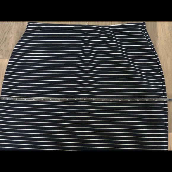 2/$15 MixMatch Banana Republic NWT Navy Stripes Skirt - Picture 9 of 10